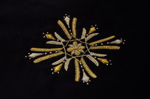 Фиолетовый шитье шнурами и канителью